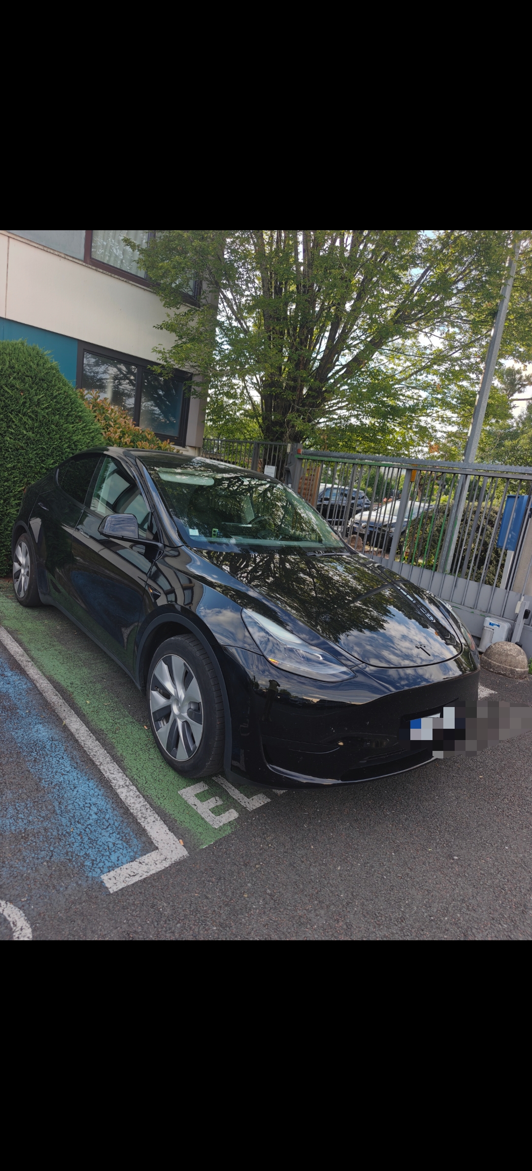 Tesla noire chauffeur privé garée près de Bordeaux, Gironde